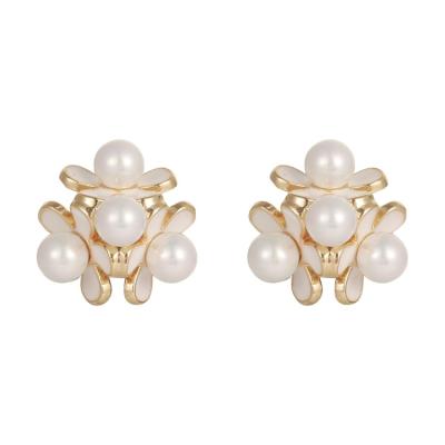 China FASHIONABLE Jewelry 14K Imitation Brass Gold Plated Pearl Flower Stud Earrings Flower Shape Pearl Earring Size Quality for sale