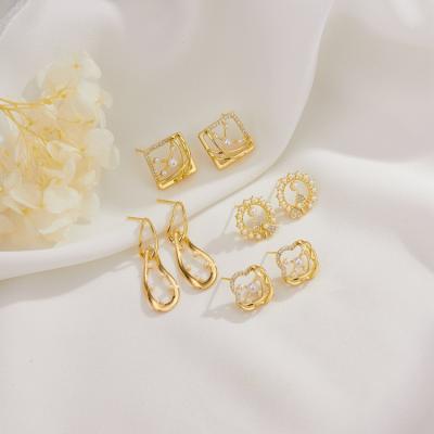 China TRENDY Unique Design Gold Stud Earrings With Pearls Women's 14K Gold Pearl Stud Earrings For Women for sale