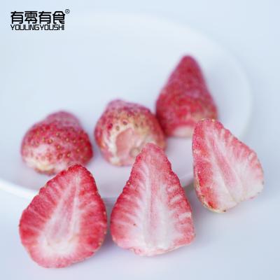 China 100% Dry Natural Bulk Packing Freeze Dried Whole Strawberry Crunchy Sharp for sale