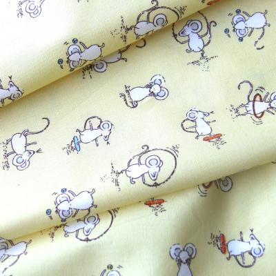 China Good breathable factory wholesales 100%polyester scattered small animals printed bedsheet fabric for home textile bedding for sale