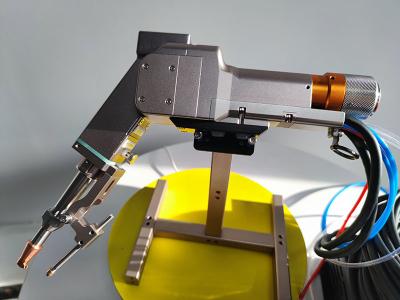 China Handgeführter Doppelmotor-Laser-Schweißkopf für das Laserschneiden von Aluminiumstahl mit 2000 Watt zu verkaufen