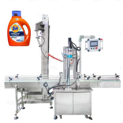 Cina Plastic Bottle Bucket Twist Off Closing Lock Automatic Cap Feeding And Screwing Machine in vendita