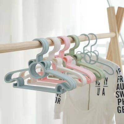 China Modern Wholesale Wet Dry Dual-Use Baby Kids Clothes Hangers Bear Children Baby Small Plastic Clothes Drying Hanger for sale