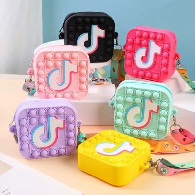 China Reusable toddler girl tik tok straining pop it wiggle bags cross - body handbag silicone push bubble wiggle tiktok it pop coin purses for child for sale