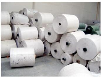 Chine Tissu de polypropylène de double couche de petit pain de textile tissé de l'usine pp d'OEM, textile tissé vierge de pp en polypropylène de petit pain tubulaire à vendre