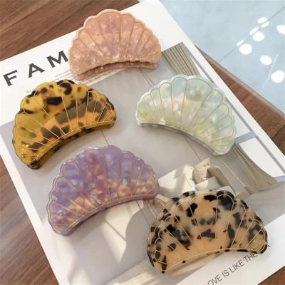 China Hot Girls Hair Decoration INS Hair Clip Acetate Geometric Scalloped Claw Cuts Two Size Spot Wholesale Popular Hair Claw for sale