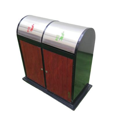 中国 Sustainable Garden Furniture 2 Compartments Wooden Trash Can Plastic Wooden Swing Lid Recycling Bin 販売のため