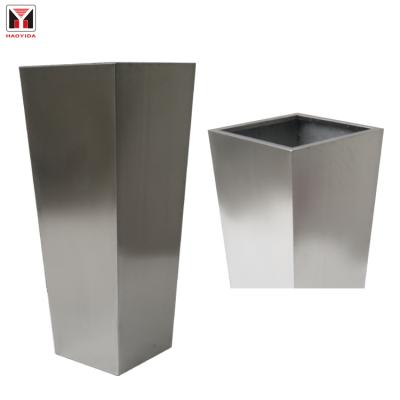 Cina Hot Modern Commerical Design Flower Building Flower Pot Manufacturing Metal Popular Potted Plants in vendita