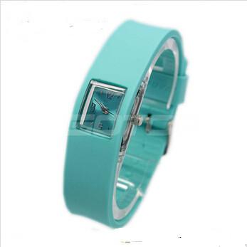 Chine Montre-bracelet verte faite sur commande Digital de mode de la bande LED de silicone avec la batterie variable à vendre