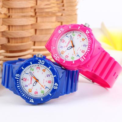 China Reloj plástico rosado del cuarzo para la mujer/los niños, relojes automáticos del cuarzo en venta