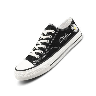 China Anti-slippery new small daisy black casual canvas shoes are suitable for boys and girls to wear for sale