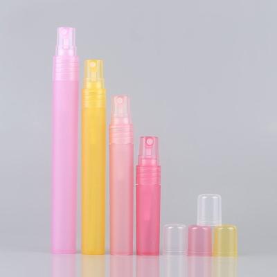 Cina Customized 5/8/10/15ml Plastic Spray Perfume Pen Portable Perfume Spray Bottle Travel Packaging Perfume Bottle in vendita