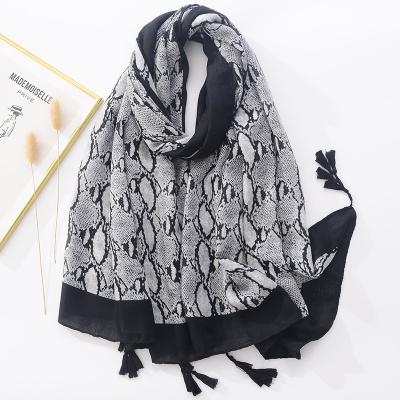 China Soft touch feeling new 2022 wholesale fashion animal cotton hijabs women printed shawls ladies cotton voile green color leopard print scarf hijab for sale