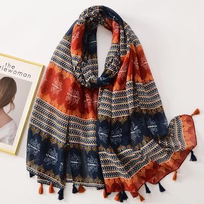 China Soft Touch Feeling 2022 Newest Fashion Style Printing Tassel Cotton Scarf Bohemian Women Fashion Retro Arrow Pattern Printing Cotton Voile Scarf Shawls for sale