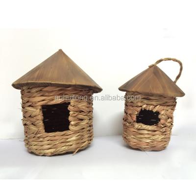 China Sustainable Wildlife Bird Hanging Roosting Pouch With Wooden Roof for sale