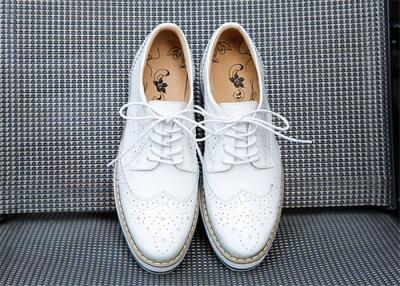 中国 軽量ロー カットの厚い最下の快適で粋な靴のパテント・レザーのBrogues 販売のため