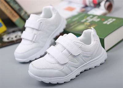 China Breathable kleines Mädchen-Turnhallen-Schuhe, Kinderweiße Turnschuhe mit zwei magischen Bügeln zu verkaufen