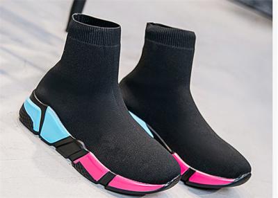 Chine Colorez le fond plat des femmes de chaussures de chaussettes plus les bottes courtes chaudes de velours, noires à vendre