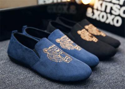 China Autumn Slip On Vintage Loafer Shoes Embroidered Men Dress Shoes Black Blue for sale