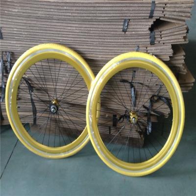 Chine Un ensemble de roues de vélo personnalisé 700C à engrenage fixe avec couleur Pantone et trou à rayons 32-40H à vendre