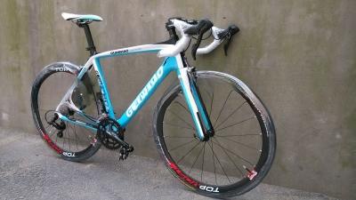 Cina Alumini 700C 21 Speed Gears Road Bike con mozzo a rilascio rapido e manubrio in lega in vendita