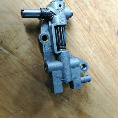 China 2-Stroke Oil Pump Chainsaw Spare Part For 5800 Chainsaw Oil Pump Part for sale