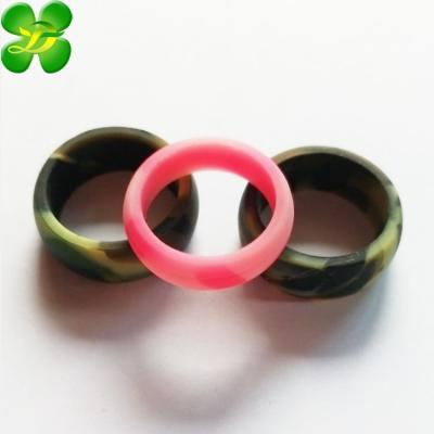 China Romantic good quality hot sale comfortable durable silicone bands wedding rings for men and women for sale