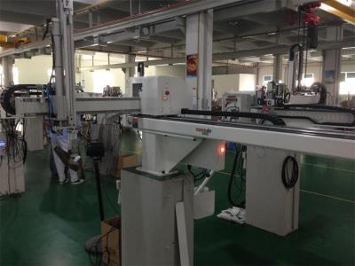 China Fully Automatic Industrial Robotic Arm With Cutting Sprue System For Injection Machine for sale