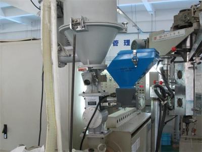 China Máquina de dose volumétrico do parafuso dobro de Masterbatch da cor com o motor sem escova da C.C. à venda