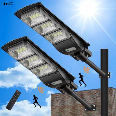 Chine Lumière de rue solaire de 500W IP65 étanche à l'eau Lumières extérieures 2 pièces 6000LM projecteur solaire à vendre