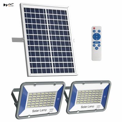 Chine Temps de travail 50000 heures projecteur solaire 100W avec télécommande LED IP67 imperméable à l'eau à vendre