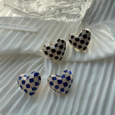 China CIA fashion heart design small three-dimensional black and white love checkerboard earring heart design earring for women for sale