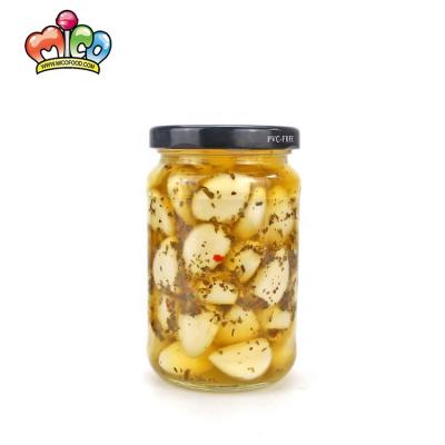 China Fresh seasoning spice marinated garlic in oil with herbs for sale