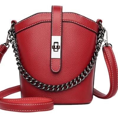 China Spring&Summer new designer fashion 2021 fashion cross-body female handbags thick chain bucket handbags for women for sale