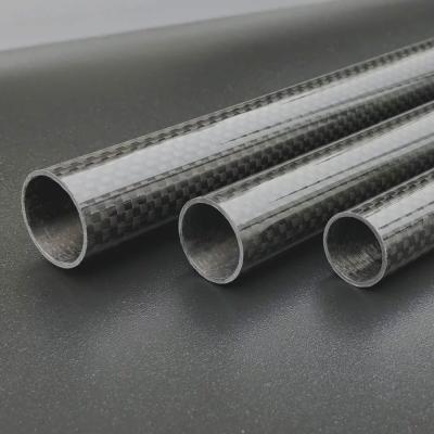 China Tubos de fibra de carbono prefabricados con resistencia a la flexión de alto grado 18.0x16.0 x 1000 mm de CFRP en venta