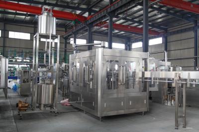 China Equipamento de engarrafamento da soda 4000BPH, controle automático do PLC da máquina de enchimento da soda à venda