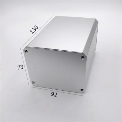 Chine couvertures en aluminium de châssis de fenêtre en aluminium d'extrusion de 92*73*130mm à vendre