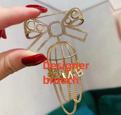 China 2023 Classic Stainless Steel Style G Style Designer Brooches Pins Brooches Lace Rhinestone Pearl Bee Bow Ribbon Brooch Big As Women Shirt Decoration for sale