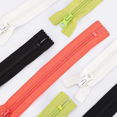 China High Quality Narrow Nylon Coil Zipper 3# 5# Auto Lock Custom Nylon End Zipper for Bags for sale