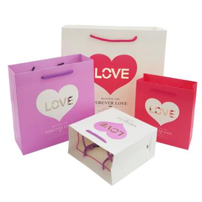 China Recycled materials valentine paper gift bags color painting custoum paper gift bags with logo for sale