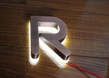 Chine Lettres de signe éclairées à contre-jour par LED d'aluminium avec la surface balayée pour le logo de magasin à vendre