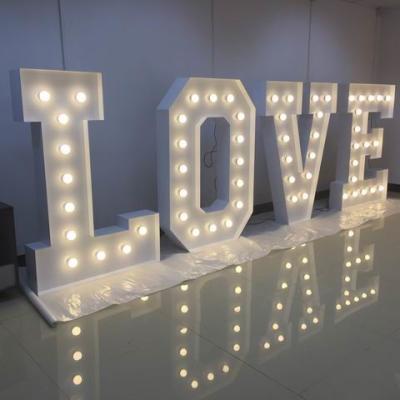 China Las letras de amor iluminadas alfabeto grande, casandose el LED se encienden para arriba ponen letras a muestras en venta