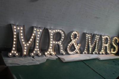 Chine Lettres de signe allumées par LED d'alphabet en métal, lumières de lettre de nom de mariage de nuit à vendre