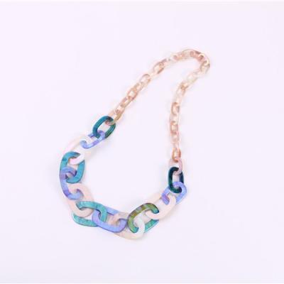 China Customized Large Size Design Acetic Acid Gold Metal Irregular Link Resin Romantic Sexy Necklace Resin Acrylic Jewelry For Female for sale