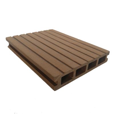 China Deck de madera compuesta resistente al fuego con protección UV en venta