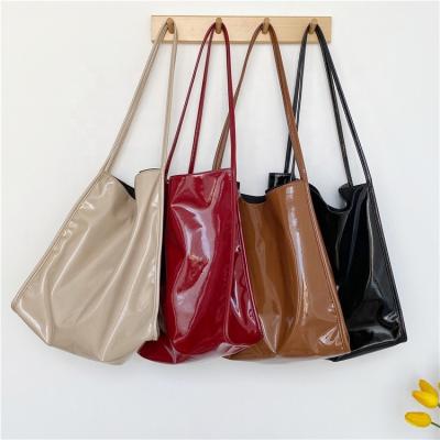 China New Fashion Fashion Girl Handle Bag Fashion High Gloss Patent Leather Single Shoulder Bag Waterproof PU Large Capacity Tote Bag for sale