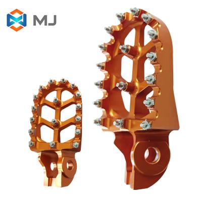 China 6061-T6 Aluminum Alloy Motorcycle Metal Parts Universal Foot Pegs Aluminum Alloy Motorcycle Anti-Slip Pedals for sale