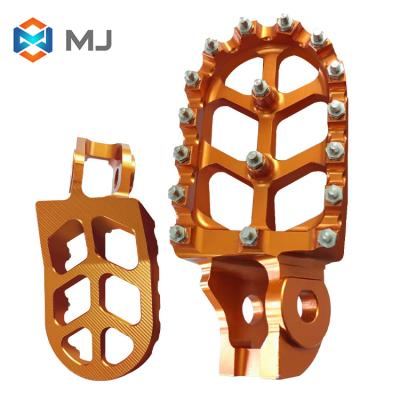 China 6061-T6 Aluminum Alloy Best Price Ultralight CNC Machining Wide Orange Aluminum Alloy Motorcycle Pedals for sale