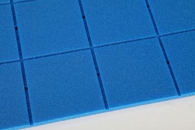 中国 12mm 15mm 20mm Prefabricated PE Foam Shock Pads Water Drainage Performance Safety HIC Impact Tested 販売のため