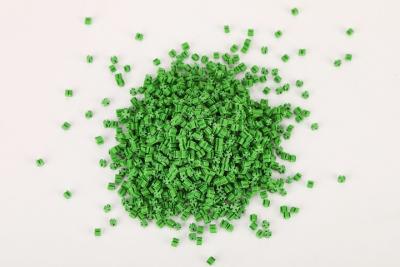 Cina Riempimento di gomma di erba verde 1.3 g/cm3 Resistente agli UV per campi sportivi con erba artificiale in vendita